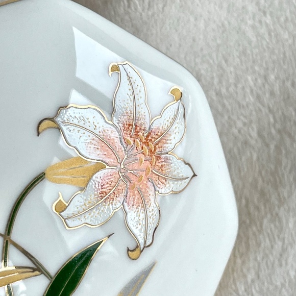 Vintage Japanese Octagonal Porcelain Trinket Box/w White Lily Design - Picture 11 of 15